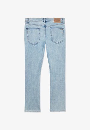 Jean en denim bleu clair vu de dos, avec deux poches arrière, passants pour ceinture et une étiquette de marque en cuir marron sur la ceinture.