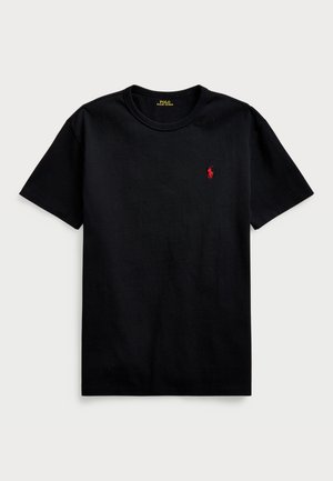 Schwarzes Baumwoll-T-Shirt mit kurzen Ärmeln, rundem Halsausschnitt und einem kleinen roten gestickten Logo auf der linken Brust. Glatte Textur.