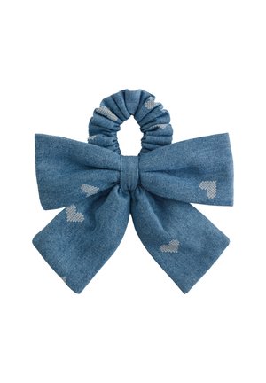 Niebieska gumka do włosów z dużą kokardą ozdobioną małymi białymi serduszkami, na białym tle.