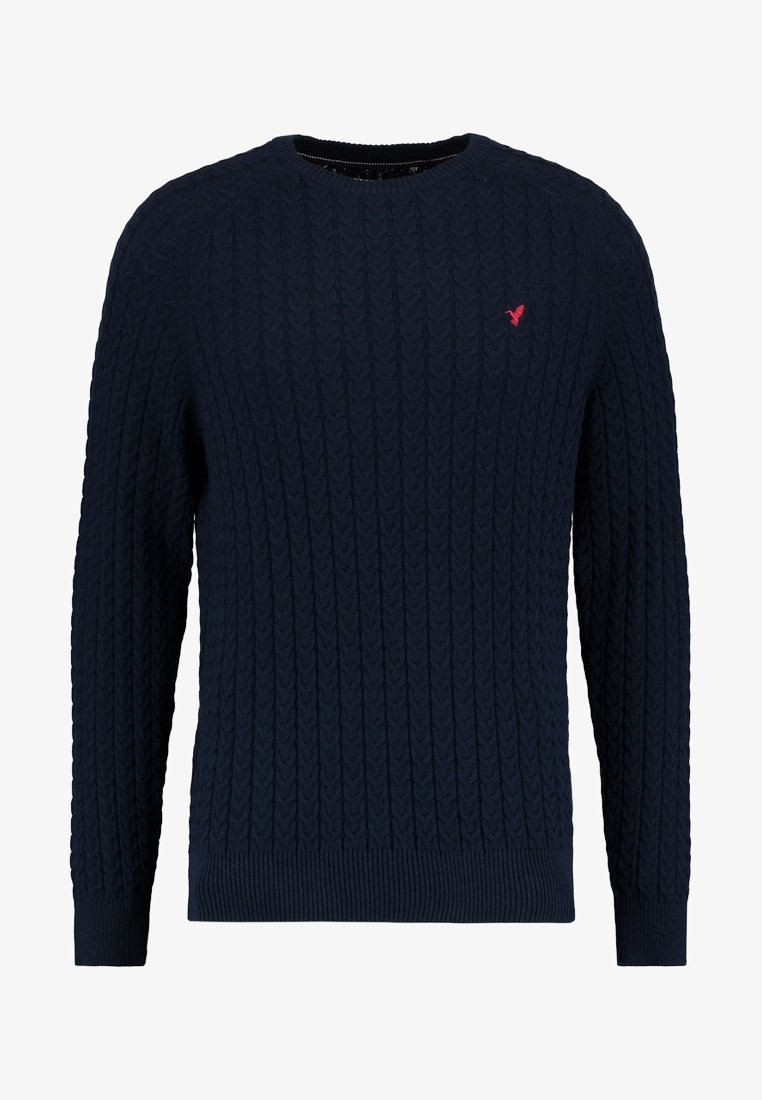 Sweater tricoté bleu marine avec un motif torsadé, col rond et poignets et ourlet côtelés. Présente un petit logo rouge sur la poitrine.