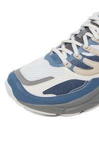 Bėgimo batelis su baltu oru pralaidžiu viršumi, mėlynomis ir pilkomis detalėmis, tekstūruotais skyriais ir plokščiais raišteliais. Storas padas gerina amortizaciją.