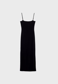 Robe maxi noire sans manches avec de fines bretelles, au design ajusté et à la texture lisse, présentant une coupe droite jusqu'au mollet.