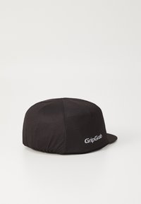 Svart sykkellue med teksturert stoff, med en buet skjerm og hvit "GripGrab"-logo på siden.