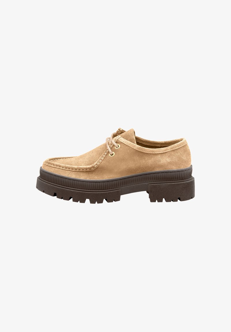 Scarpa in suede beige con lacci, suola robusta nera spessa, dettagli cuciti e design alla caviglia bassa, mostrata di lato su sfondo bianco.