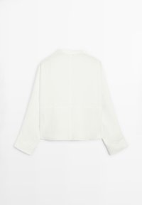 Hvid cropped skjorte med lange ærmer, blød tekstur og minimalistisk design. Har en lige kant og subtile syningsdetaljer.