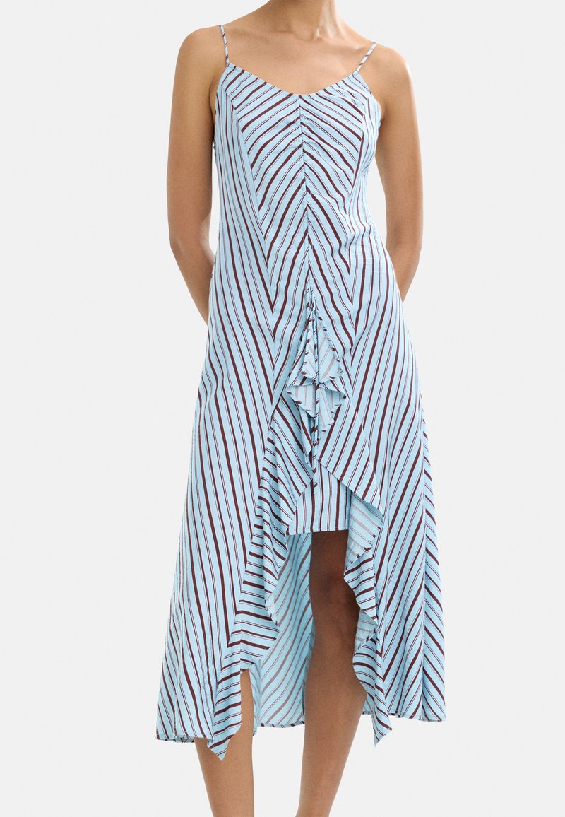 Nieopierzona niebieska sukienka w paski z cienkimi ramiączkami, z falbaniastym dołem i guzikami z przodu, wykonana z lekkiego materiału.