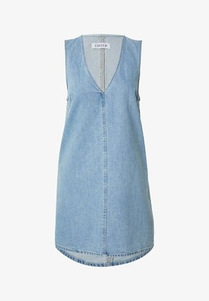 Ärmelloses hellblaues Denimkleid mit V-Ausschnitt und Mittelnaht, leicht geschwungenem Saum und "EDITED"-Etikett innen am Kragen.