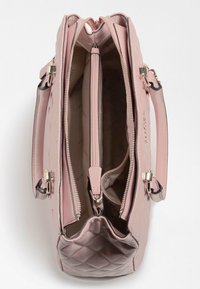 Vaaleanpunainen tikattu laukku, jossa on kaksi vetoketjullista osastoa, sileä pinta, mattapintainen viimeistely ja tukevat kahvat hopeisilla koristeilla.