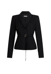 Blazer negro ajustado con mangas largas, solapas con muesca, cierre de un solo botón y cintura ceñida con una hebilla en tono dorado.