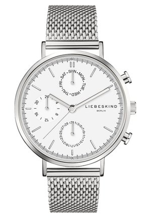 Silberner Edelstahlchronograf mit weißem Zifferblatt, ausgestattet mit Tages- und Datumsunterziffern, Mesh-Armband und minimalistischen Stundenmarkierungen.