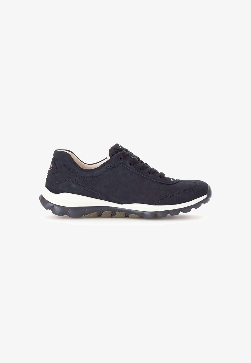 Sneakers noirs en suède avec une semelle intermédiaire blanche et une semelle extérieure en caoutchouc texturé noir. Présentent un bout arrondi et un design à lacets.