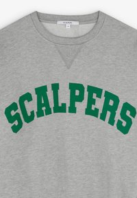 Grå sweatshirt med rundet halsudskæring og grønne blokbogstaver, der staver "SCALPERS" hen over brystet. Teksturen ser blød ud.