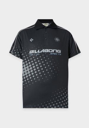 Polo nera con motivo a pois grigi, piping bianco sulle maniche e testo "Billabong Spec 73" sul davanti.
