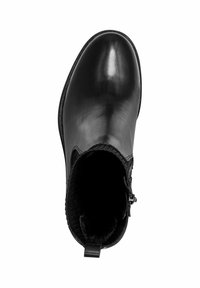 Černá kožená kotníková bota s kulatou špičkou, elastickými bočními panely a měkkou vnitřní podšívkou. Obsahuje poutko pro snadné obouvání.