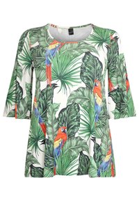 T-shirt blanc avec impression de feuille tropicale verte et de perroquet coloré ; présente un col rond et des manches trois-quarts.