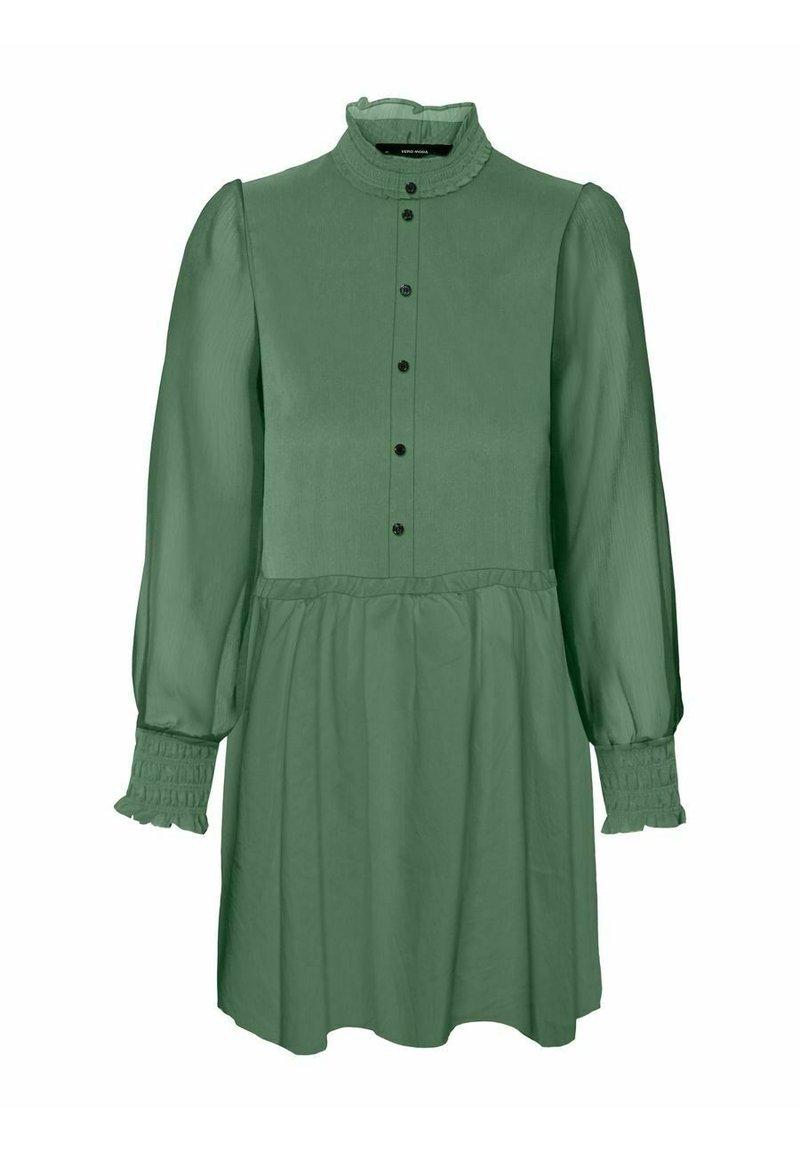 Zielona, długa sukienka z długim rękawem, falbaniastym dekoltem, zapięciem na guziki, elastycznymi mankietami i rozkloszowanym dołem. Wykonana z gładkiego materiału.