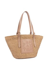 Sac fourre-tout tressé de couleur tan avec deux bandoulières en cuir réglables et un patch en cuir à l'avant embossé du lettrage "LANCASTER".