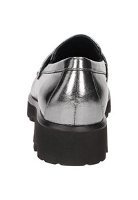 Metallisch silberner Schuh mit glatter Textur, abgerundeter Zehenpartie, rückenlosem Design und einer klobigen schwarzen Plattformsohle. Sichtbare Nähte.