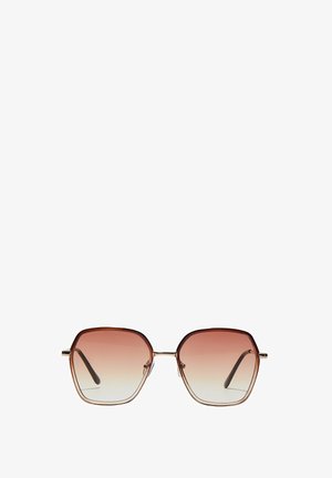 Hexagonálne slnečné okuliare s hnedým gradientom, tenkými kovovými rámami a čiernymi koncovkami na bielom pozadí.