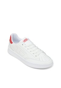 Hvide lædersneakers med perforerede detaljer, rød hælaccent og hvide snørebånd. Har et logo på tungen og en glat gummisål.