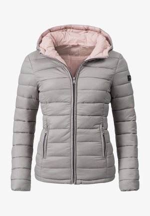 Grijze pufferjack met een roze binnenvoering, ritssluiting aan de voorkant en twee zijzakken. Heeft horizontale quilting en een capuchon.