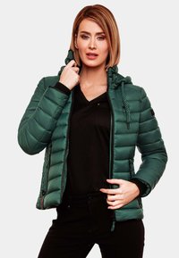 Jachetă verde căptușită cu închidere prin fermoar, glugă și manșete elastice. Prezintă o textură netedă și un design slim fit. Sub ea se află un top negru.