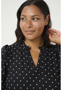 Kaffe Curve KAFFE CURVE KCBEATHEA SHORT SLEEVE DRESS - Dnevna obleka - black chalk dot