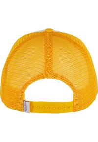 Sárga hálós trucker sapka, hátul szilárd sárga műanyag állítható pánttal. Simább, kerek dómja és egy gombja van a tetején.