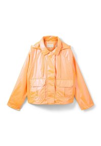 Giacca arancione, lucida, tagliata, realizzata in materiale brillante. Presenta un colletto, cappuccio con coulisse e due tasche anteriori con patta.