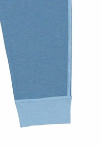 Lysblå bomuldsjoggerbukser med ribbet ankelmanchet, der har en glat tekstur og kontrasterende syning ved sømmen.