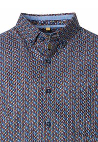 Korte mouwen overhemd met een geometrisch patroon in rood, blauw en geel op een marineblauwe achtergrond, met een button-down kraag en marineblauwe knopen.