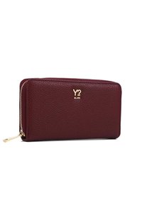 Portafoglio in pelle bordeaux con superficie texturizzata, hardware dorato e chiusura zip-around. Logo sul fronte.