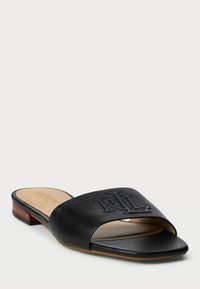 Fekete bőr csúszó szandál nyitott orral, széles pánttal, ami az "RL" logóval van gravírozva, és alacsony blokk sarkú. Simább belső borítás.