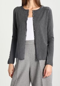 Grijze cardigan gemaakt van zacht materiaal, met een ronde halslijn, lange mouwen en een knoopsluiting aan de voorkant met subtiele accenten.