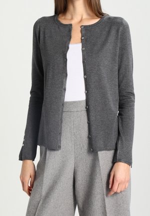 Grijze cardigan gemaakt van zacht materiaal, met een ronde halslijn, lange mouwen en een knoopsluiting aan de voorkant met subtiele accenten.