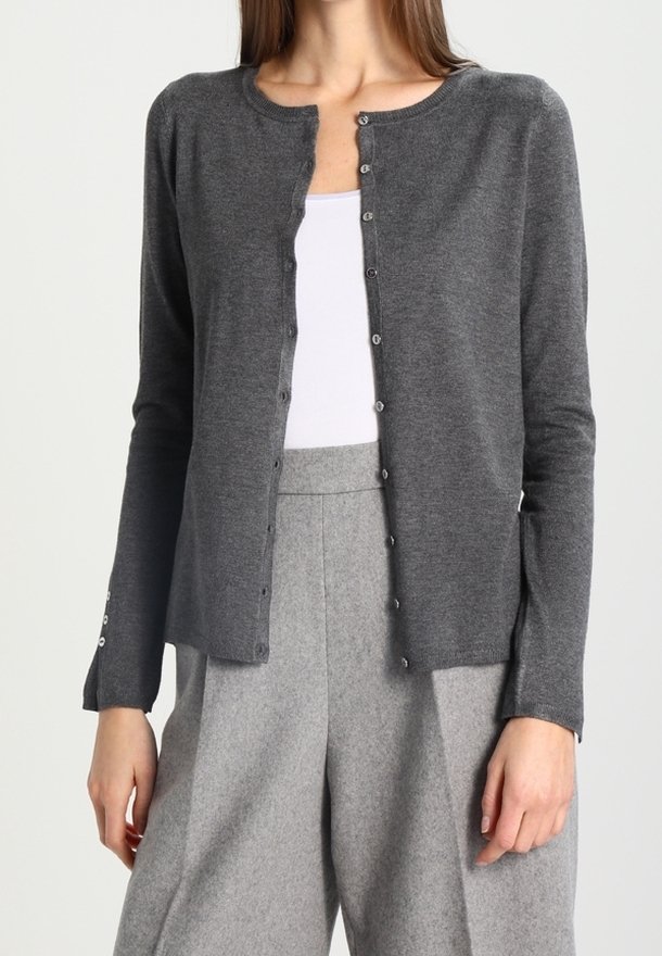 Grijze cardigan gemaakt van zacht materiaal, met een ronde halslijn, lange mouwen en een knoopsluiting aan de voorkant met subtiele accenten.