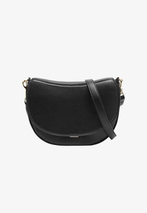 Czarna skórzana torba na ramię o zakrzywionym kształcie, ze złotymi ozdobami i pojedynczym regulowanym paskiem. Gładka tekstura, minimalistyczny design.