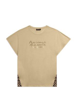 Camiseta beige de manga corta con paneles laterales con estampado de leopardo y texto "Precious Moments" en cursiva en el pecho.