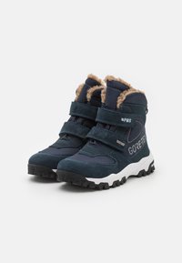 Botas de senderismo azul marino con marca GORE-TEX, que cuentan con un exterior de tela, un cuello forrado de piel y dos correas ajustables de Velcro.