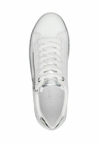 Sneaker bianca con tomaia in pelle liscia, lacci piatti, cerniera laterale e dettagli metallici sul tallone e sulla punta. Dettagli texturizzati sui lati.