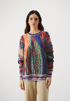 Kleurrijke gebreide trui met een levendig patroon in rood, groen, blauw en oranje tinten; met ribbels bij de manchetten en de halslijn.