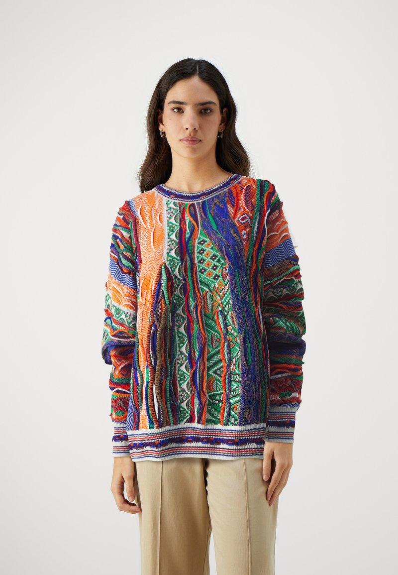 Pull en laine coloré avec un motif vibrant de nuances rouges, vertes, bleues et oranges ; comprend des poignets et un col côtelés.