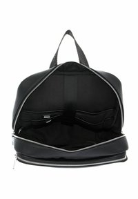 Sac à dos en cuir noir avec fermeture éclair argentée, forme arrondie, intérieur doublé en tissu et plusieurs poches de rangement. Poignée supérieure renforcée incluse.