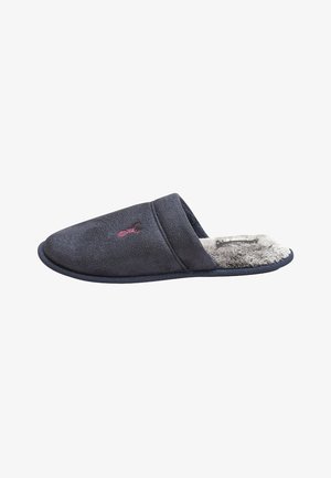 Zapatilla azul marino sin cordones con un suave forro gris peludo y un pequeño bordado de langosta rosa en la parte superior.