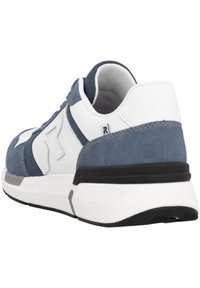 Tenisky s modrým semišem a bílou koženou svrškem, polstrovaným límcem a černou gumovou podrážkou s texturovanými detaily.