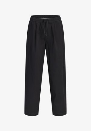 Mustad lahtised püksid elastse vöö ning nööriga, sirgete säärtega, nähtavate taskuteta, valgel taustal esitatud.