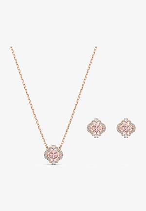 Set di gioielli in oro rosa con collana e pendente floreale, orecchini a bottone abbinati, entrambi impreziositi da pietre preziose rosa e trasparenti.