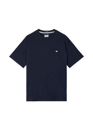 Laivastonsininen lyhythihainen t-paita pyöreällä pääntiellä, jossa pienikokoinen suorakaiteen muotoinen logoplaatti vasemmassa rinnassa.