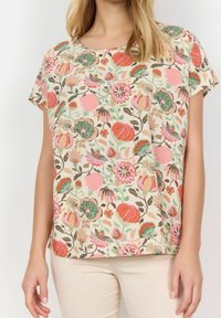 Kurzarmtop mit Blumenmuster in hellbeige mit rosa, grün und orange Tönen; hat eine lockere Passform und einen Rundhalsausschnitt.