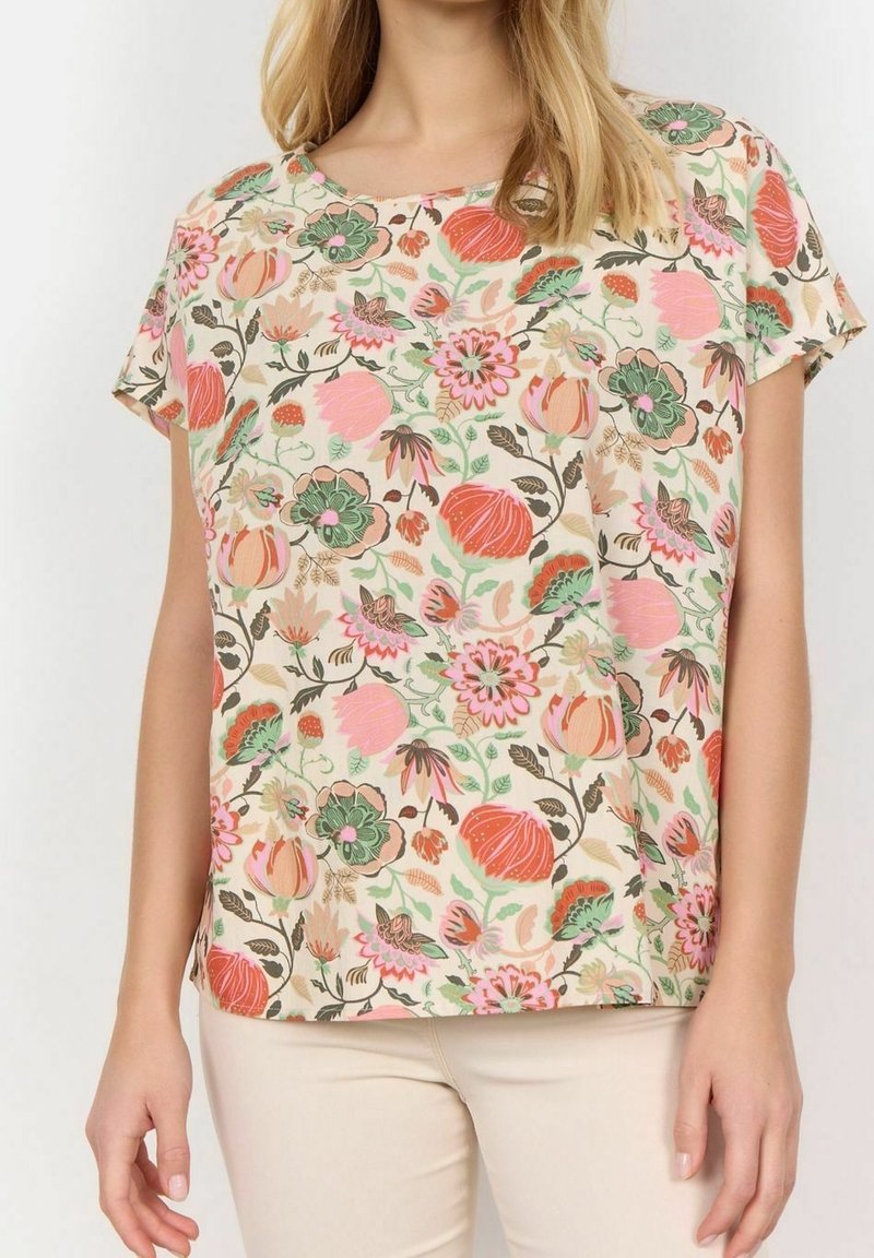 Kurzarmtop mit Blumenmuster in hellbeige mit rosa, grün und orange Tönen; hat eine lockere Passform und einen Rundhalsausschnitt.